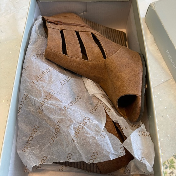 Coconuts by Matisse Shoes - NIB Coconuts Wedge Sandal!